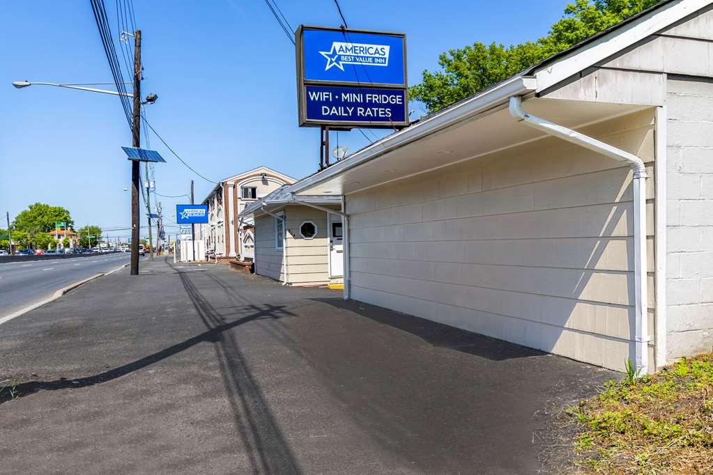 Americas Best Value Inn Avenel Woodbridge Exterior photo