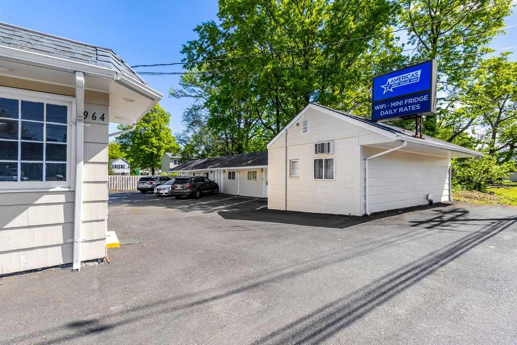 Americas Best Value Inn Avenel Woodbridge Exterior photo